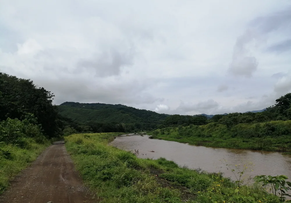 Río Nosara and green hills in the rainy season
