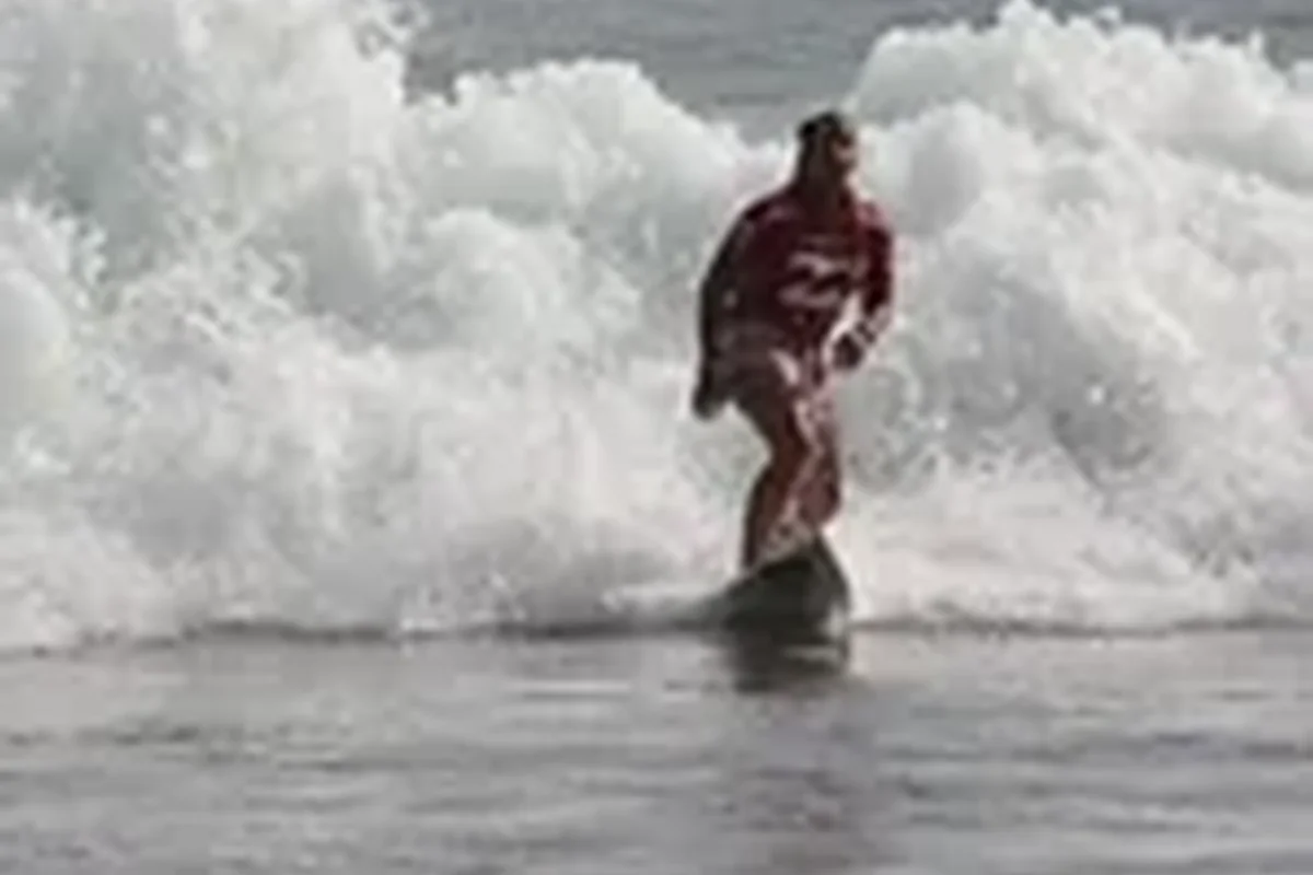 Surfer riding a breaking wave on Costa Rica's Pacific coast. Photo: Joshua ten Brink / WildPhotography.com